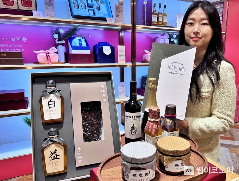 롯데백화점 본점 지하1층 식품관에서 이색 컬래버 설 선물 세트를 홍보하는 모델 모습. / 2025.01.12 (출처: 롯데백화점)