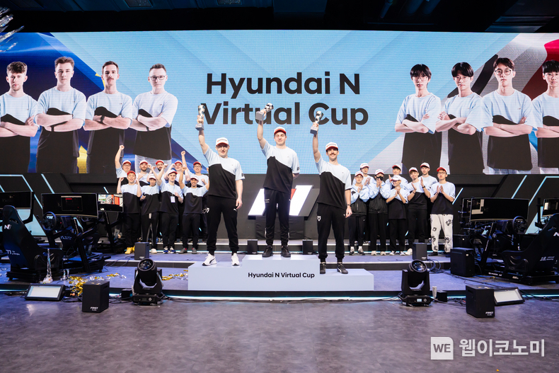 '2024 Hyundai N Virtual Cup' 결승전에서 우승을 차지한 폴란드의 도미닉 블레어(가운데), 2등을 차지한 독일의 막시밀리언 베네케(좌측), 3등을 차지한 독일의 모리츠 뢰너(우측) / 2025.01.13 (출처: 현대차·기아)