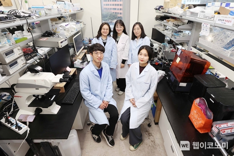 (뒤 왼쪽부터) 이현주 교수, 손미영 박사, 이미옥 박사 (앞 왼쪽부터) 김기업 박사과정, 이영선 박사과정. / 2025.1.14 (출처: KAIST)