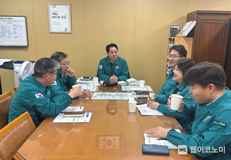 설명절 물가안정을 위한 농축산물 수급대책을 위해 농협경제지주 상황실 운영본부에서 김주양 산지도매본부장(가운데)과 참석자들이 회의하고 있는 모습. / 2025.1.15 (출처: 농협경제지주)