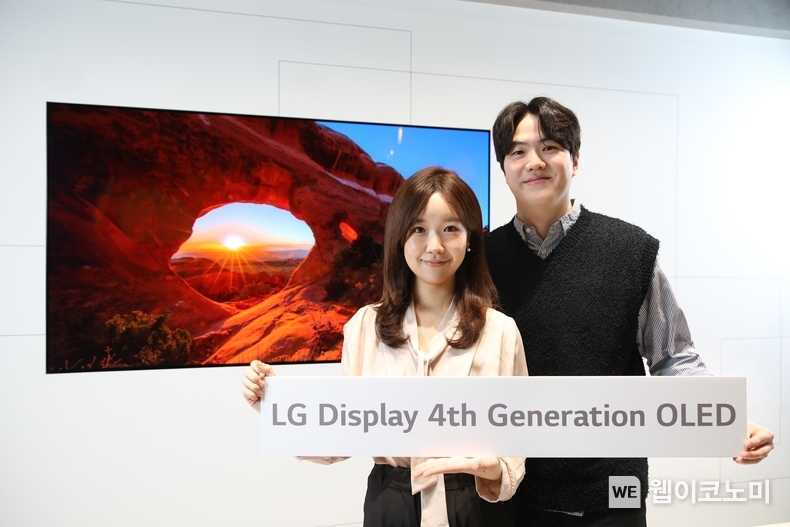 LG디스플레이 직원이 4세대 OLED 패널기술이 적용된 디스플레이를 소개하고 있다. / 2025.1.16 (출처: LG디스플레이)