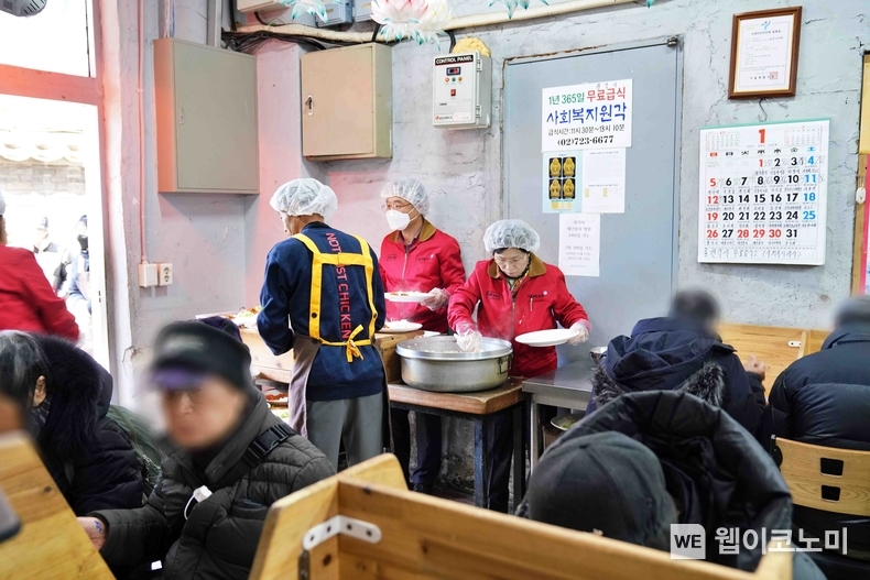 BBQ가 임직원을 비롯한 패밀리(가맹점)와 함께 새해 첫 사회공헌활동 행보로 어르신 무료배식, 설거지, 홀서빙, 야외서빙, 식당정리 및 청소, 식기 열탕소독 등의 봉사활동을 진행했다. 사진은 제너시스BBQ 윤경주 부회장과 임직원들이 배식과 봉사하는 모습. / 2025.01.16 (출처: 제너시스BBQ)