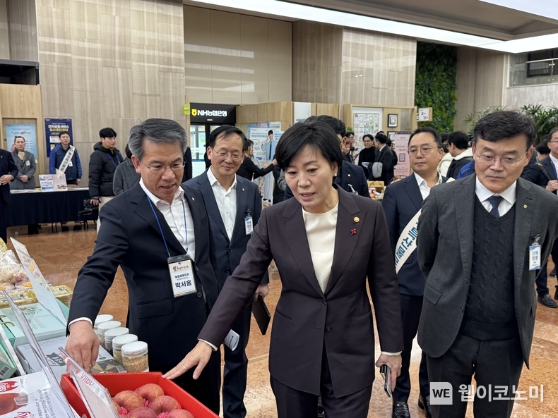 박서홍 농협경제지주 농업경제대표이사(첫줄 왼쪽), 송미령 농림축산식품부장관(가운데), 이동근 농협유통 대표이사(오른쪽)가 16일 서울 종로구 정부서울청사에서 열린 「농수특산물 설맞이 장터」를 순람하고 있다. / 2025.1.17 (출처: 농협경제지주)