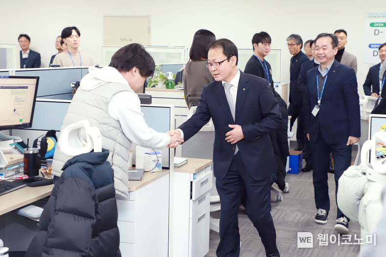 여영현 상호금융 대표이사가 NH통합IT센터를 방문하여 직원들을 격려하고 있다 / 2025.01.17 (출처: 농협)