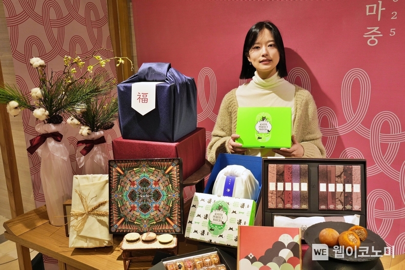 롯데백화점이 설을 맞아 선보인 세계 각국의 인기 디저트 선물 세트 / 2025.01.19 (출처: 롯데백화점)