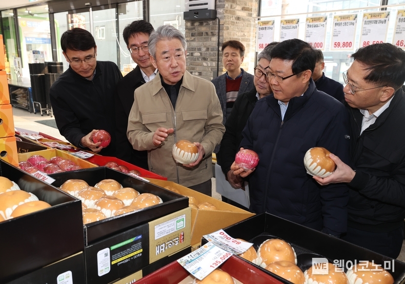 강호동 농협중앙회장(왼쪽 3번째)과 백호 영등포농협 조합장(왼쪽 5번째) 등 관계자들이 모여 농축산물 수급상황을 점검하고 있다. / 2025.1.20 (출처: 농협)