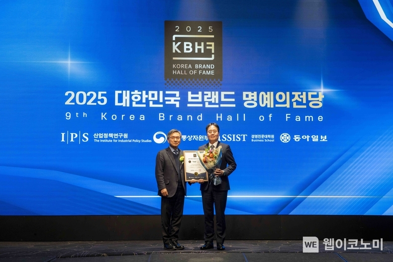 S-OIL 이영호 영업전략부문장(오른쪽)이 23일 열린 『2025 대한민국 브랜드 명예의 전당』 시상식에서 서울과학종합대학원대학교 표정호 부총장과 기념촬영을 하고 있다. / 2025.01.23 (출처: S-OIL)