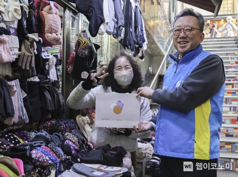 지난 22일 서울시 중구 소재 남대문시장 일대에서 ‘설맞이 상생캠페인’을 진행하고 신한은행 정상혁 은행장이 시장 소상공인에게 선물을 전달하고 기념촬영하는 모습. / 2025.1.23 (출처: 신한은행)