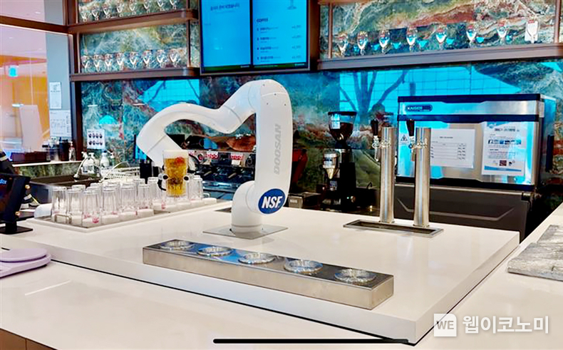 인천국제공항 제2여객터미널에 위치한 아워홈 컬리너리스퀘어 ‘에어봇 바(Airbot Bar)’에 공급된 협동로봇 맥주 추출 솔루션. / 2025.01.23 (출처: 두산로보틱스)