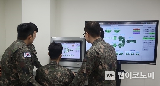 해군 교육생들이 국방기술진흥연구소 및 한화시스템으로부터 증여 받은 함정 추진체계 상태기반진단체계(CBMS)를 시험 운용하고 있다. / 2025.01.24 (출처: 한화시스템)