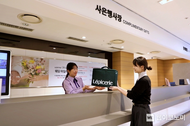 사은행사장에서 보랭 가방을 반납하는 모습. / 2025.1.24 (출처: 롯데백화점)