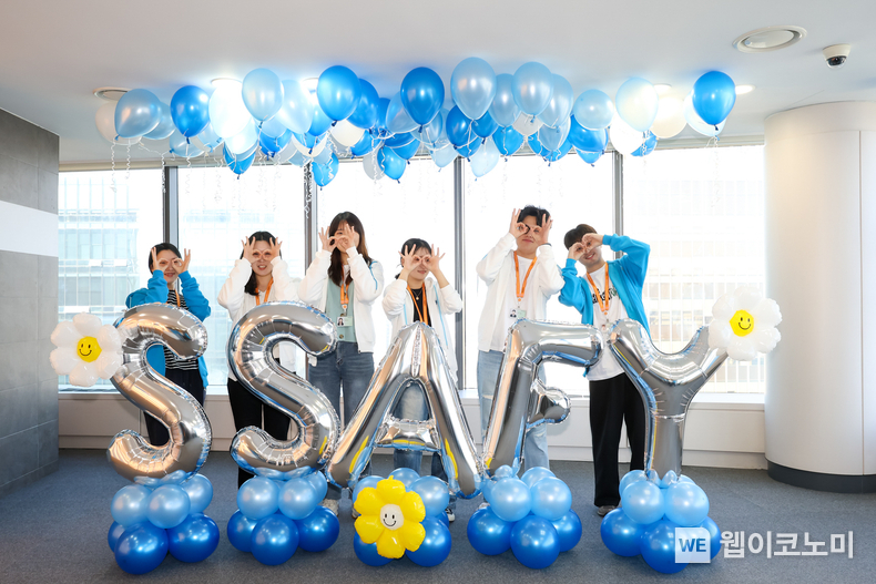 24일 서울 강남구 '삼성청년SW아카데미' 서울캠퍼스에서 열린 SSAFY 13기 입학식에 참석한 교육생들이 기념 촬영을 하고 있다. / 2025.01.24 (출처: 삼성)