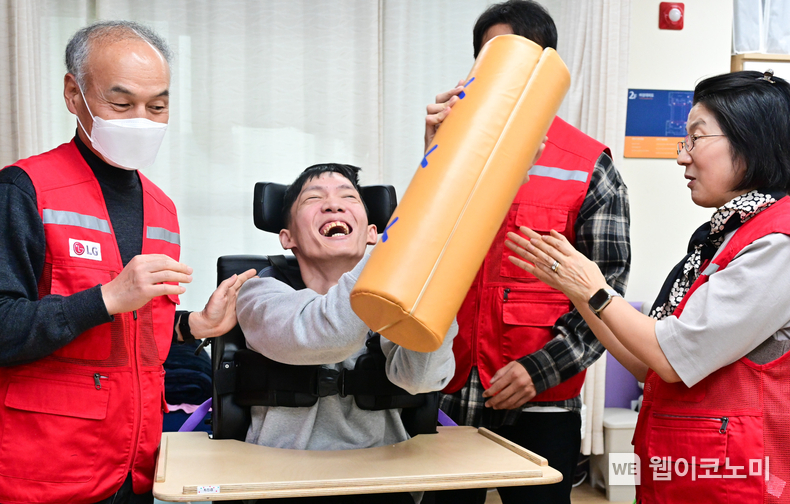 LG전자 '라이프스굿 봉사단' 인원들이 설 연휴를 앞둔 지난 23일 염리장애인주간보호센터를 찾아 이용 장애인들과 함께 윷놀이를 하며 즐거운 시간을 보냈다. / 2025.01.30 (출처: LG전자) 