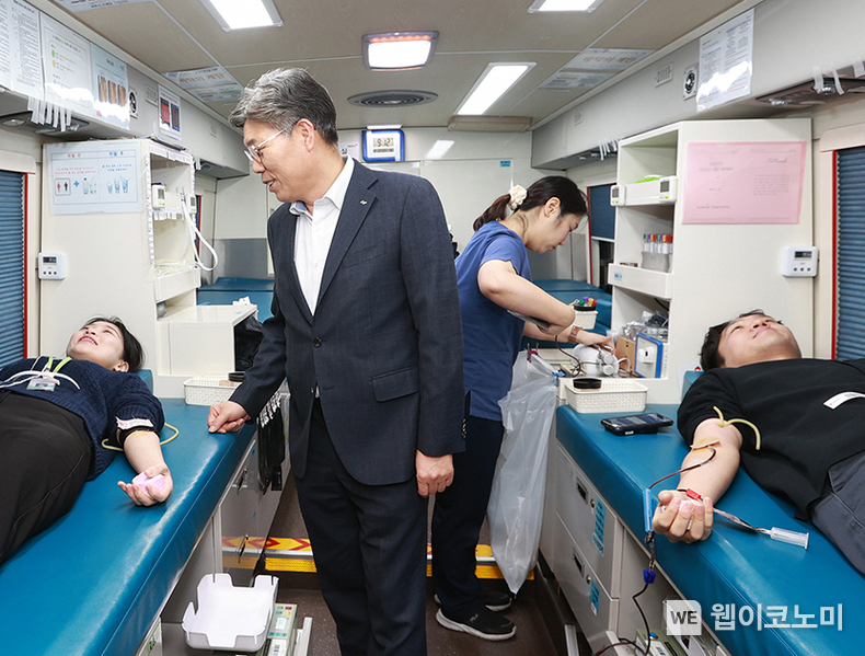 헌혈 직원들을 격려하는 황병우 은행장 / 2025.02.03 (출처: iM뱅크)