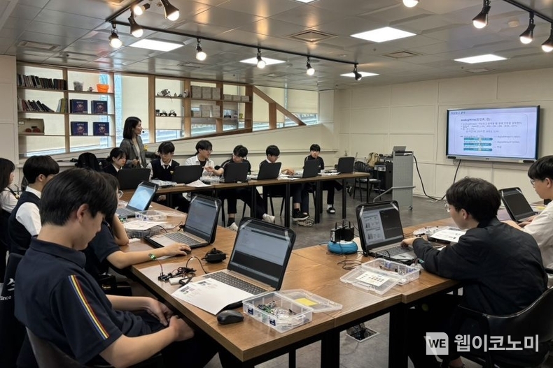 분당판교청소년수련관에서 낙생고등학교 코딩 동아리 학생들이 웹젠의 ‘SW메이킹 프로젝트’에 참여하고 있다. / 2025.02.03 (출처: 웹젠)