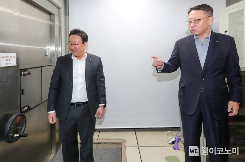 정진완 은행장(오른쪽)이 지점에 있는 금고의 잠금장치 이상 유무 및 관리 상태를 점검하고 있다. / 2024.02.04 (출처: 우리은행)