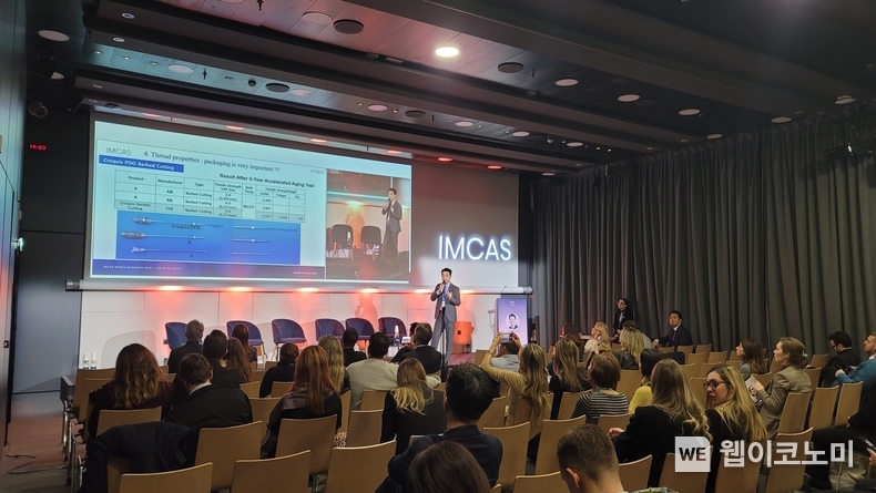 국제미용성형학회 ‘IMCAS World Congress 2025’에서 대한성형외과학회 최소침습성형연구회(MIPS) 이원 학회장이 크로키의 시술법을 소개하고 있다. / 2025.02.04 (출처: 삼양홀딩스)