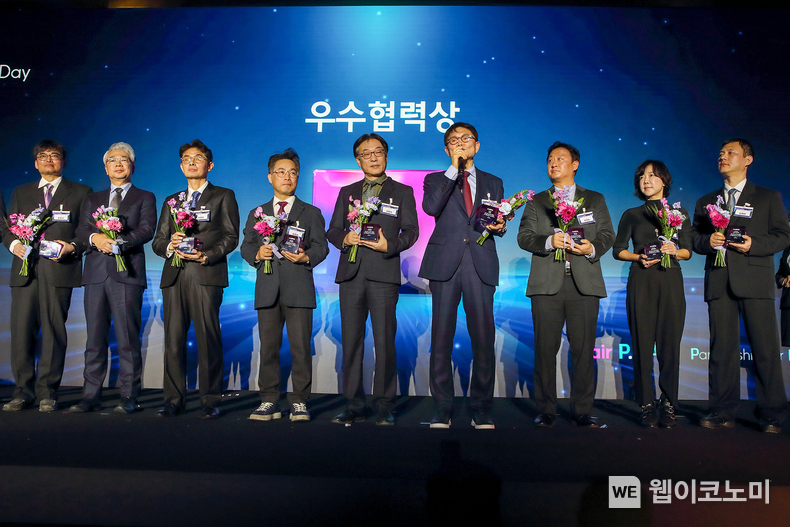 제10회 KT 파트너스데이 2025에서 우수협력사로 선정된 기업 임직원이 기념촬영을 하고 있다. / 2025.02.09 (출처: KT)