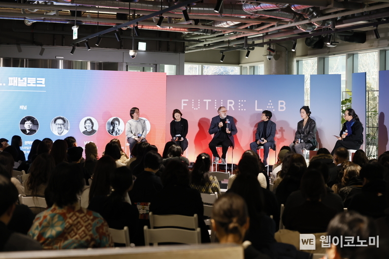 지난 2월 8일 스마일게이트 캠퍼스에서 열린 ‘교육의 배신, 미래는 지금 여기 있어요’ 컨퍼런스에서 연사들이 패널토크를 하고 있는 모습. (왼쪽부터) 남기륭 작가, 이화진 작가, 퓨처랩 미첼 레스닉 부이사장, 퓨처랩 권혁빈 이사장, 한석경 작가, 퓨처랩 송길영 이사. / 2025.02.10 (출처: 스마일게이트 퓨처랩)
