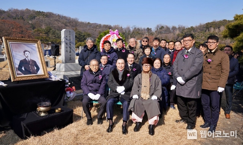 항일 무장투쟁에서 승리를 거둔 김상옥 의사의 ‘일 대 천 항일서울시가전’ 승리 102주년 기념식이 국립서울현충원 의사 묘소에서 개최됐다, 김상옥의사기념사업회 윤홍근 회장(앞줄 가운데), 유족대표 김세원님(앞줄 왼쪽), 민승 김상옥의사기념사업회 10대 전)회장(앞줄 오른쪽). / 2025.02.11 (출처: 제너시스BBQ)