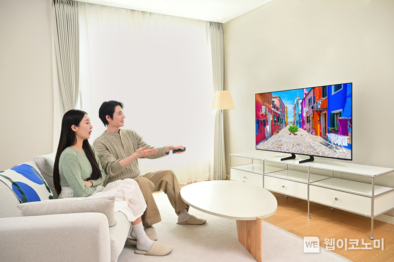 삼성전자 모델이 최신 AI 기술을 탑재한 2025년형 삼성 OLED TV를 소개하고 있다. / 2025.02.12 (출처: 삼성전자)