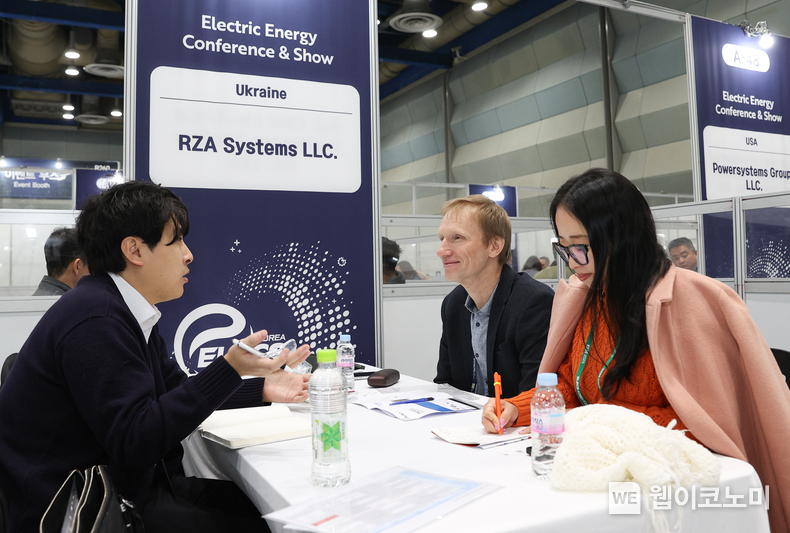 이달 12~13일 산업부와 KOTRA, KOEMA가 코엑스에서 개최한 ‘일렉스 코리아 2025’에서 기업들이 바이어와 상담하고 있다. / 2025.02.12 (출처: KOTRA)