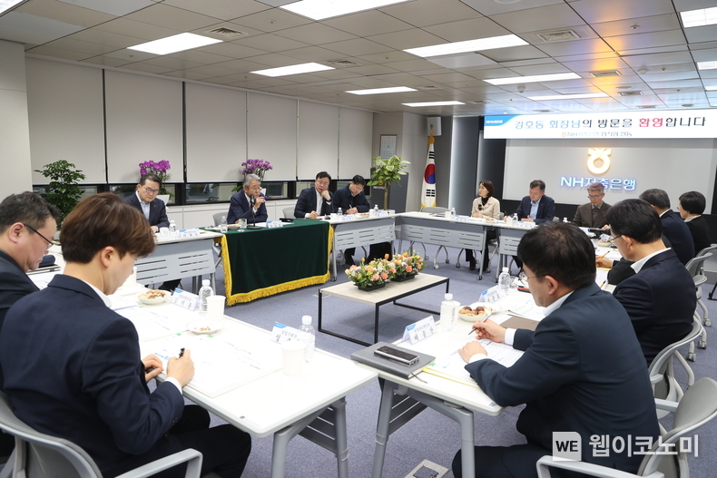 강호동 농협중앙회장(가운데)이 NH저축은행에서 현장 경영을 하고 있다. / 2025.02.13 (출처: 농협중앙회)