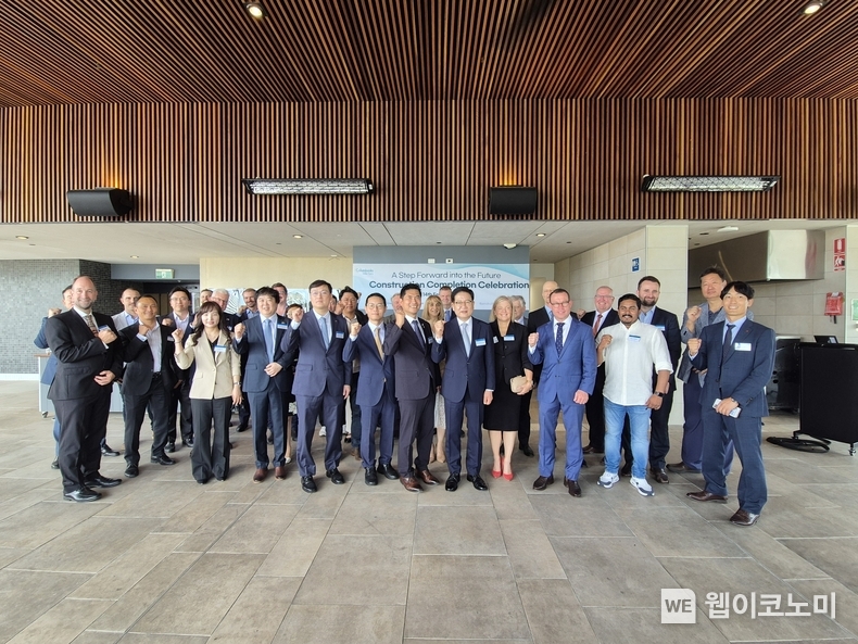 권명호 한국동서발전 사장(오른쪽에서 다섯번째)과 김성연 주 브리즈번 총영사(오른쪽에서 여섯번째), 저스틴 맥고완 퀸즐랜드주 무역투자청장(오른쪽에서 세번째) 및 관계자들이 기념사진을 찍고 있는 모습 / 2025.02.17 (출처: 한국동서발전(주))