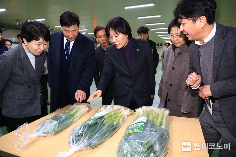 17일 아워홈 동서울물류센터에 송미령 농림축산식품부 장관 등이 방문해 노지 스마트팜 작물을 살펴봤다. 이영표 아워홈 경영총괄사장(왼쪽 두번째), 송미령 농림축산식품부 장관(가운데) / 2025.02.18 (출처: 아워홈)