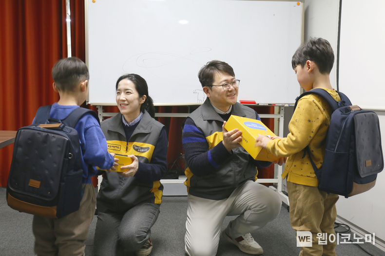 KB국민카드 직원들이 초등학교 입학을 앞둔 아동들에게 책가방을 전달하고 있다. / 2025.02.20 (출처: KB국민카드)