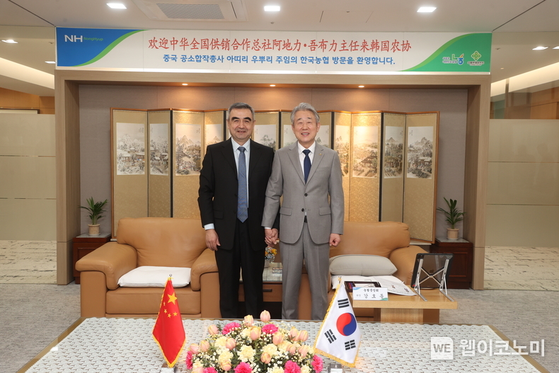 농협중앙회 강호동 회장(사진 오른쪽)이 21일 농협중앙회를 내방한 중국 공소합작총사 아띠리 우뿌리 부주임(사진 왼쪽)과 기념촬영을 하고 있다. / 2025.02.21 (출처: 농협중앙회)