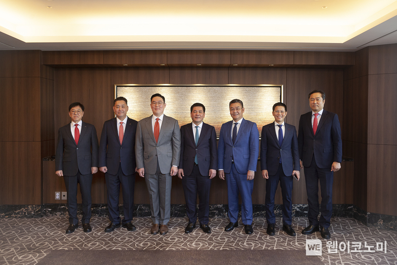 25일 서울 소공동 롯데호텔에서 열린 ‘희토류·전력 인프라 협력 강화’ 간담회에서 구본규 LS전선 대표, 이상호 LS에코에너지 대표, 김병옥 LS마린솔루션 대표와 응우옌 홍 디엔 베트남 산업통상부 장관 등 관계자들이 기념촬영을 하고 있다. 2025.02.25 (출처: LS에코에너지)