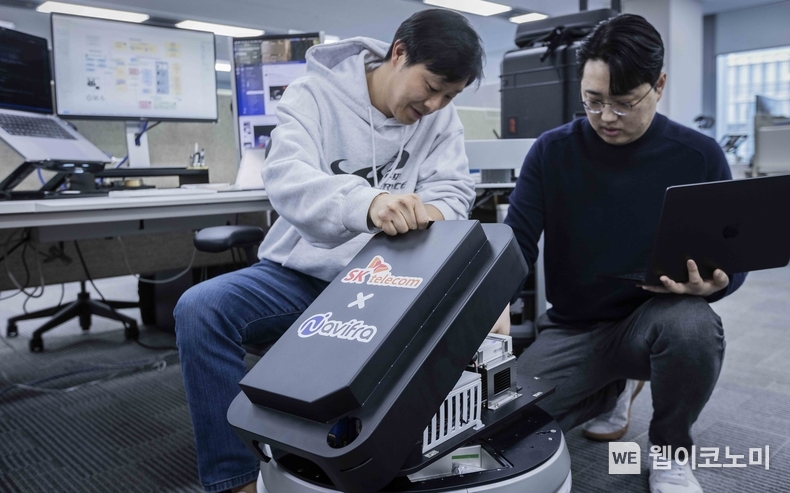 SK텔레콤은 오는 3월 3일부터 열리는 세계 최대 이동통신 전시회 MWC25에서 산업현장 안전과 고객 정보를 지키는 똑똑한 AI 기술을 선보일 예정이라고 25일 밝혔다. 사진은 SKT 구성원들이 VLAM Kit를 살피며 MWC25를 준비하는 모습 / 2025.02.25 (출처: SK텔레콤)