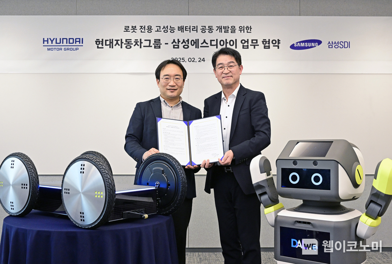 현대차·기아, 삼성SDI와 로봇 전용 배터리 공동 개발 위한 업무협약 체결. 현대자동차·기아가 24일(월) 의왕연구소(경기 의왕시 소재)에서 삼성SDI와 ‘로봇 전용 배터리 공동 개발 위한 업무협약(MOU)’을 체결했다. 현대차·기아 의왕연구소에서 열린 업무 협약식에서 (왼쪽부터) 현대차∙기아 로보틱스랩장 현동진 상무, 삼성SDI 소형사업부 전략마케팅팀장 조한제 부사장이 기념 사진을 촬영하는 모습 / 2025.02.25 (출처: 현대자동차·기아)