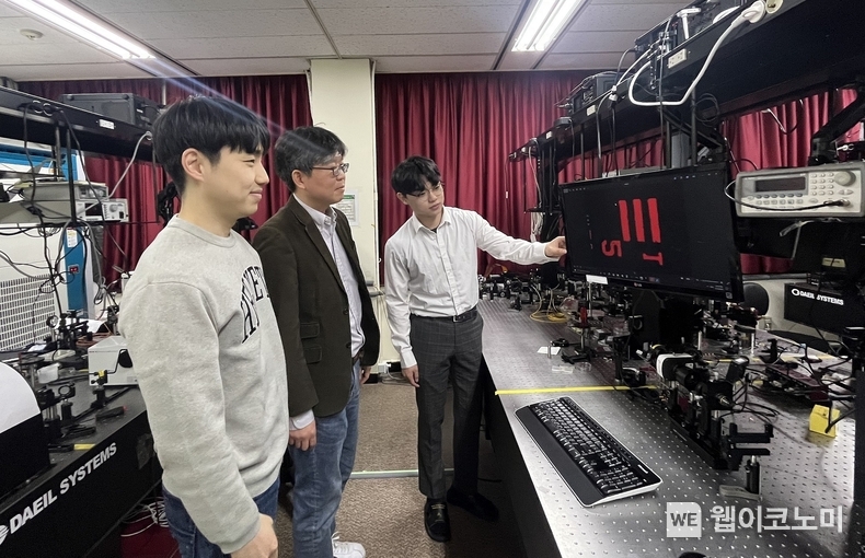 포스텍(POSTECH)에서 연구원들이 무색수차 메타렌즈를 개발하고 있다. / 2025.02.25 (출처: 삼성전자)