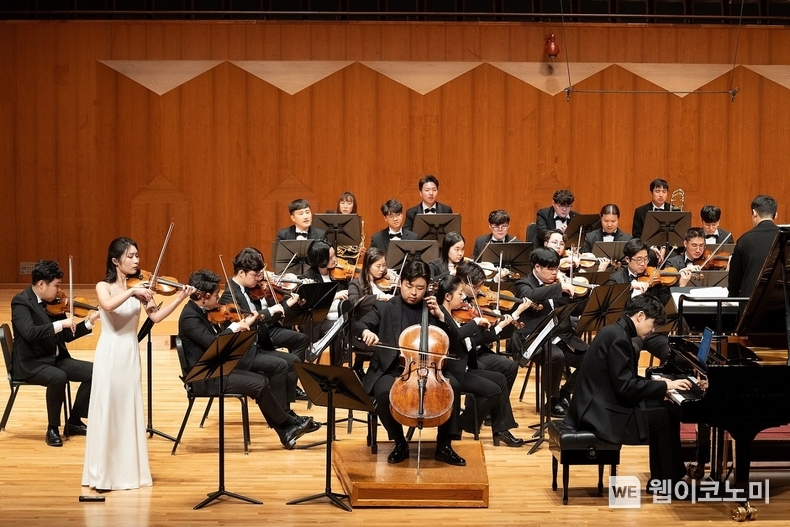 지난 25일 서울시 서초동 소재 예술의전당 콘서트홀에서 진행된 ‘2025 위드콘서트’에서 하트하트 오케스트라와 클래식 음악 신예들이 함께 공연하는 모습 / 2025.02.26 (출처: 신한은행)