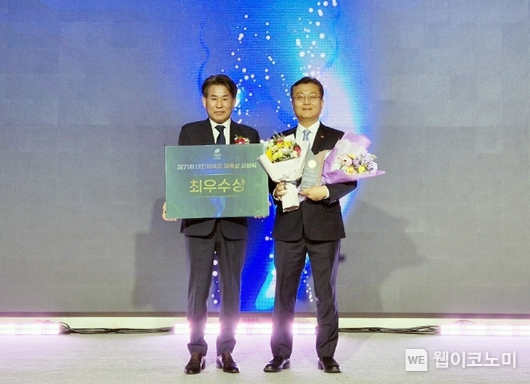 25일 서울 올림픽파크텔에서 열린 대한체육회 체육상 시상식 단상에서 박종혁 SK슈가글라이더즈 단장(오른쪽)과 강신성 대한체육회 부회장이 기념촬영을 하고 있다. / 2025.02.26 (출처: SK이노베이션)