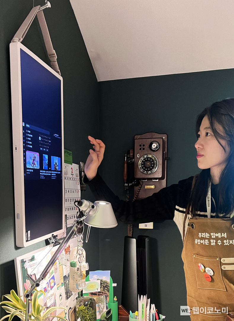 LG전자가 운영하는 홈 라이프스타일 커뮤니티 '라이프집'이 내달 2일까지 서울 삼성동 코엑스에서 진행하는 '서울리빙디자인페어'에서 고객들의 빈티지 애장품부터 LG전자의 혁신 제품까지 체험 가능한 이색 고객경험 공간을 운영한다. 사진은 라이프집 부스에서 LG 스탠바이미2를 체험해보고 있는 모습. / 2025.02.27 (출처: LG전자)