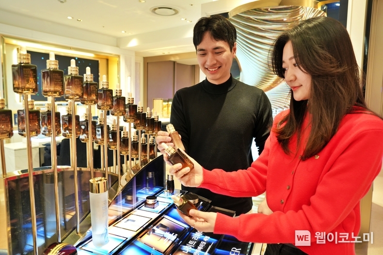 롯데백화점 본점 지하 1층 뷰티관에서 봄맞이 화장품을 구경하는 고객 모습. / 2025.02.27 (출처: 롯데백화점)