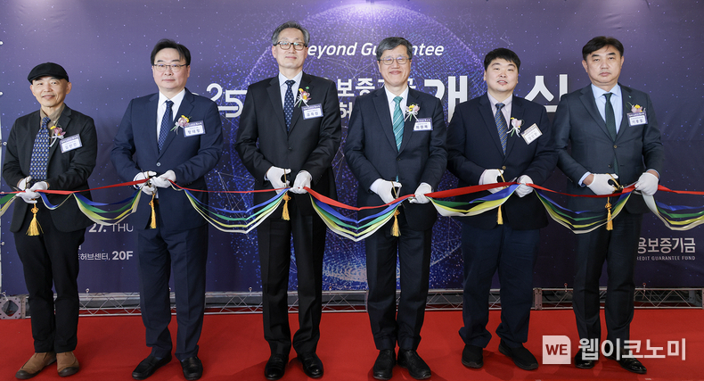지난 27일 대전 유성구 엑스포타워에서 진행된 ‘대전금융허브센터’ 개소식에서 최원목 신용보증기금 이사장(왼쪽에서 네 번째)과 유득원 대전시 행정부시장(왼쪽에서 세 번째), 김판건 미래과학기술지주(주) 대표이사(왼쪽에서 첫 번째), 황태형 (주)로우파트너스 대표이사(왼쪽에서 두 번째), 강신현 (주)퀀텀캣 대표이사(왼쪽에서 다섯 번째), 이동열 하나은행 충청영업그룹 부행장(왼쪽에서 여섯 번째)이 기념 촬영을 하고 있다. / 2025.02.28 (출처: 신용보증기금)