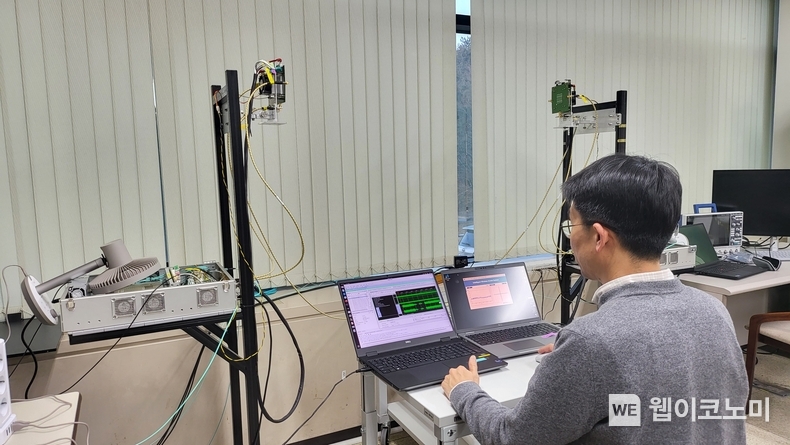 MWC2025 참가 기술인 AI-무선 액세스 네트워크 기술에서의 Neural Receiver(신경망 수신기)를 ETRI 연구진이 시험하는 모습 / 2025.02.28 (출처: ETRI)