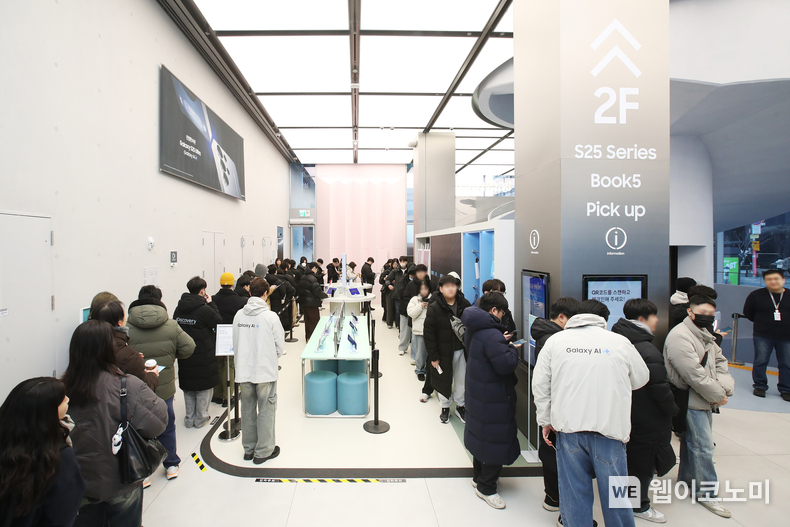 갤럭시 S25 시리즈, 사전 개통 첫째날 개통을 위해 삼성 강남을 찾은 고객들 / 2025.02.28 (출처: 삼성전자)