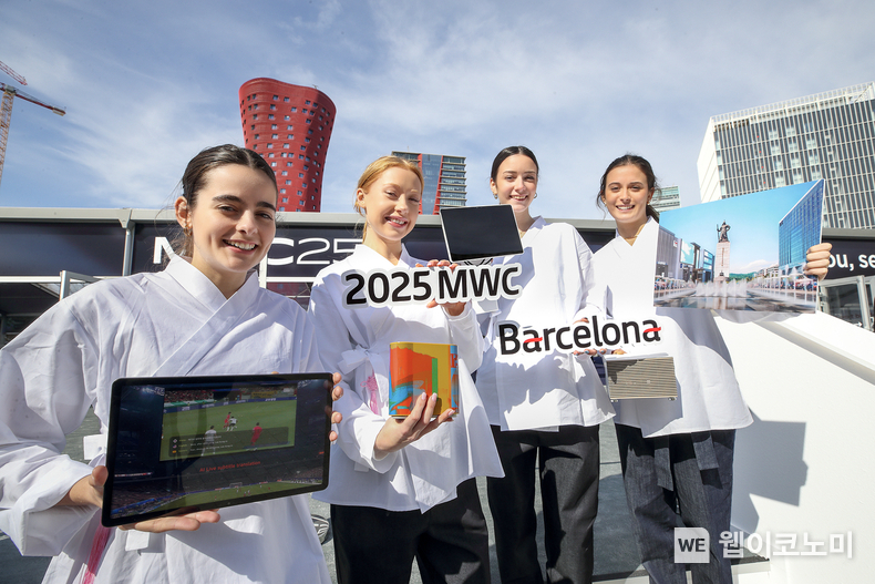 MWC25가 열릴 스페인 바르셀로나 피라 그란비아 전시장 앞에서 KT 모델들이 K-AI가 적용된 대한민국의 일상을 소개하고 있다. / 2025.03.03 (출처: KT)