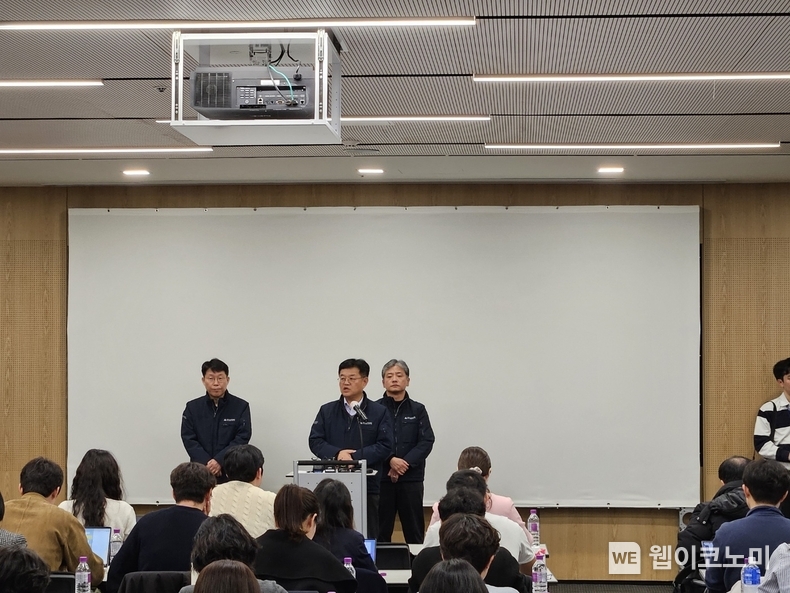 주우정(사진 가운데 오른쪽) 대표이사 등 현대엔지니어링 고위 관계자들이 지난 2월 28일 서울 종로구 계동 본사 빌딩에서 기자회견을 열어 기자들의 질문에 답하고 있다. / 2025.02.28 (사진: 웹이코노미 김영섭 기자) 