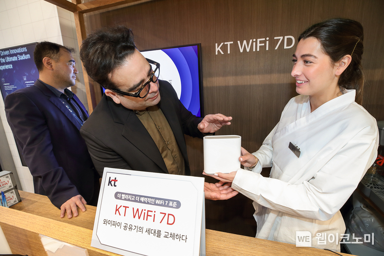 KT가 국내 통신사 중 처음으로 WiFi 7 표준을 지원하는 와이파이 공유기 ‘KT WiFi 7D’를 4일부터 출시한다고 밝혔다. MWC25 KT 전시장에서 KT관계자들이 와이파이 공유기 'KT WiFi 7D‘를 소개하고 있다. / 2025.03.04 (출처: KT)