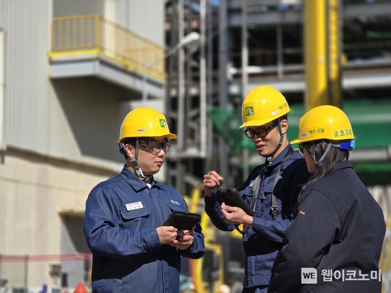 S-OIL 직원들이 온산공장에서 방폭태블릿으로 PSORMS 전자작업허가 업무를 수행하며 작업현장 위험성을 파악해 관리하고 있다. / 2025.03.04 (출처: S-OIL)