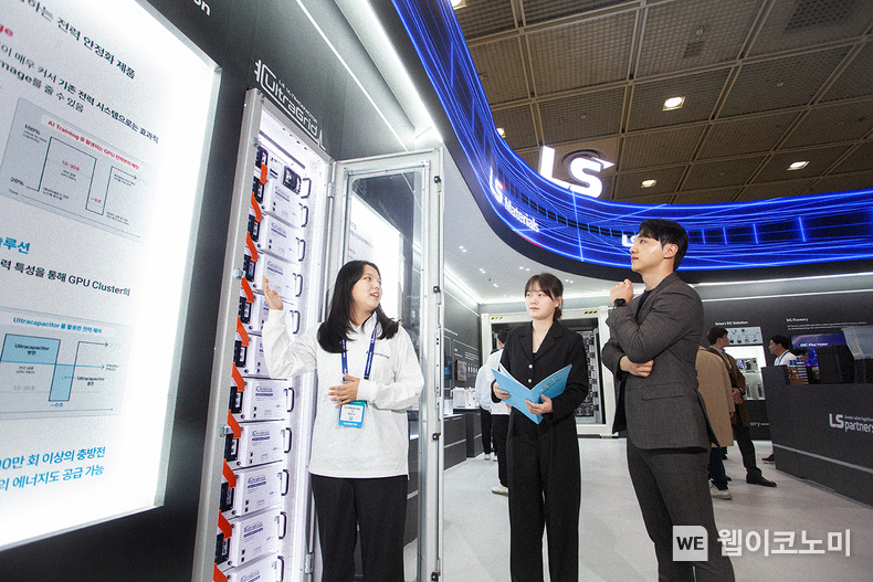 5일 코엑스 ‘인터배터리 2025’의 LS머트리얼즈 전시관에서 직원들이 관람객들에게 전시 제품에 대해 설명하고 있다. / 2025.03.05 (출처: LS머트리얼즈)