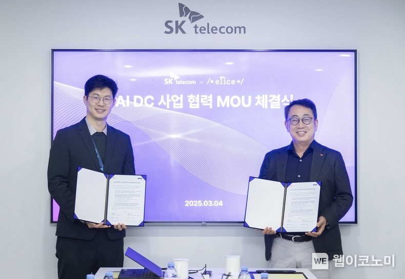 SK텔레콤과 엘리스그룹은 MWC25가 열리는 스페인 바르셀로나에서 AI 데이터센터 모듈러 분야 협력을 위한 업무협약을 체결했다고 6일 밝혔다. (오른쪽부터) 유영상 SK텔레콤 CEO와 김재원 엘리스그룹 CEO가 스페인 바르셀로나에서 열리는 MWC25 SK텔레콤 전시관에서 협약서에 서명하는 모습 / 2025.03.06 (출처: SK텔레콤)
