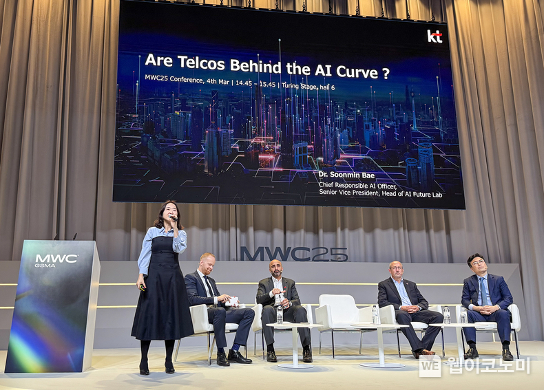 KT AI Future Lab장 배순민 상무(CRAIO)가 스페인 바르셀로나 MWC25 행사장에서 열린 주요 세션에 패널로 참석해 발표하고 있는 모습 / 2025.03.06 (출처: KT)