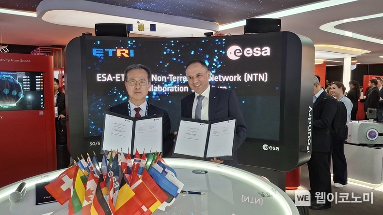 ETRI-ESA의 6G 위성통신기술 협력을 위한 MOU 협약식 (왼쪽부터) ETRI 방승찬 원장, ESA 로랑 자파르트 소장 / 2025.03.06 (출처: 한국전자통신연구원)